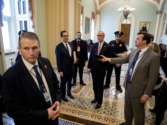 Le secrétaire au trésor Steven Mnuchin, deuxième depuis la gauche, négocie avec les sénateurs un plan de relance. © KEYSTONE/AP/Andrew Harnik