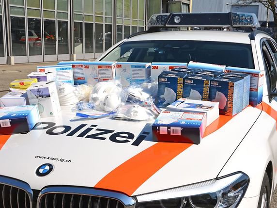 Dans la région de Kreuzlingen (TG), un homme de 37 ans vendait des masques de protection pour un prix allant jusqu'à 100 francs la pièce. La police l'a arrêté et saisi chez lui environ 300 masques. © Police cantonale TG