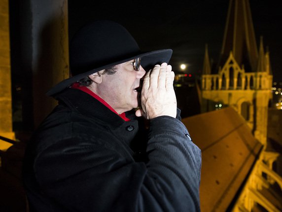 Le guet de la cathédrale de Lausanne, Renato Häusler, sonnera aussi désormais l'alerte chaque soir (archives). © KEYSTONE/JEAN-CHRISTOPHE BOTT