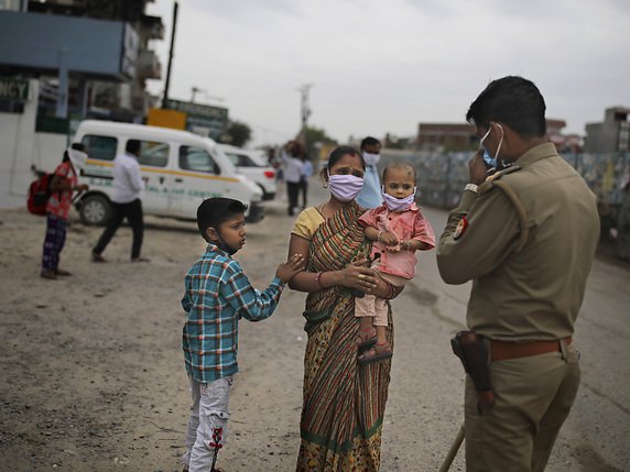 Le gouvernement indien a ordonné mercredi un confinement national de trois semaines. © KEYSTONE/AP/Altaf Qadri