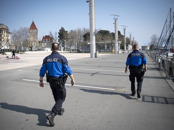 La police lausannoise continue de surveiller que la population respecte les règles face au Covid-19. © KEYSTONE/LAURENT GILLIERON