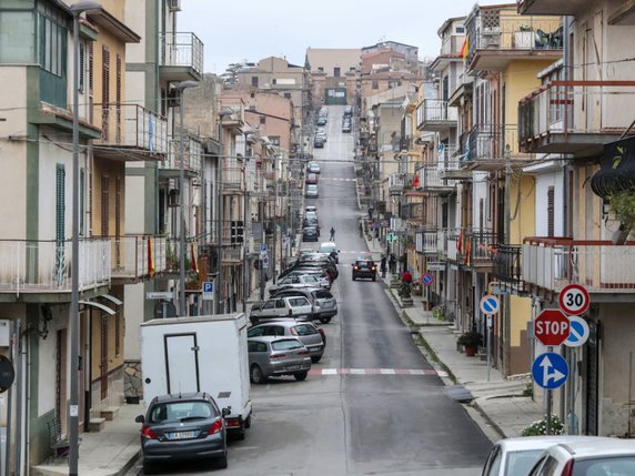 Dans cette période de blocage quasi-total, une partie de la population se retrouve dépourvue en Sicile, où le travail au noir fait vivre des milliers de personnes. © KEYSTONE/EPA/Igor Petyx