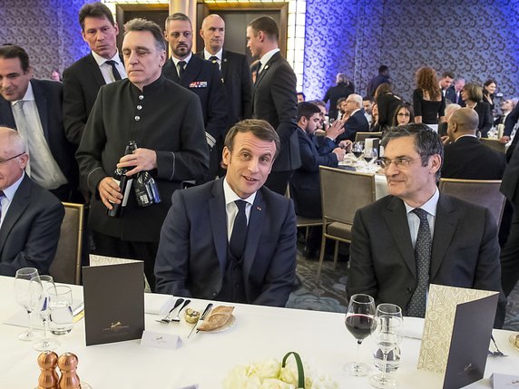 L'ancien ministre Patrick Devedjian, assis à droite du président français Emmanuel Macron, a succombé  au Covid-19 (archives). © KEYSTONE/EPA/CHRISTOPHE PETIT TESSON / POOL