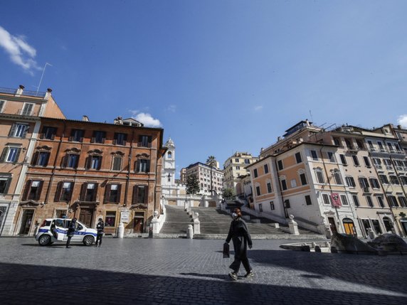 Les villes italiennes restent quasi-vides, comme ici la place d'Espagne et les escalier de la Trinité des monts à Rome. © KEYSTONE/EPA/GIUSEPPE LAMI
