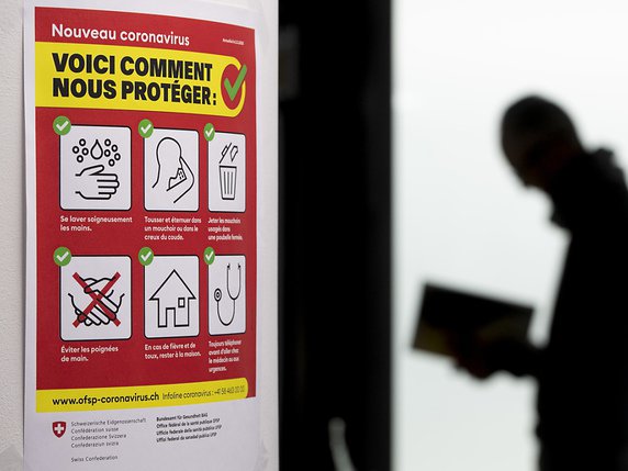 Les Suisses respectent bien les règles de protection contre le coronavirus, selon un sondage (archives). © KEYSTONE/LAURENT GILLIERON