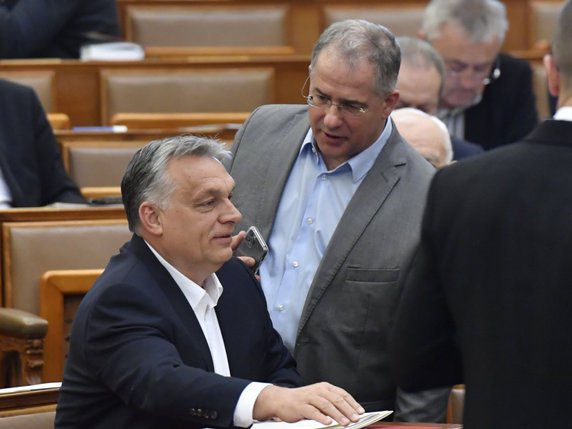 Le premier ministre Viktor Orban (à gauche) pourra légiférer par ordonnances. © KEYSTONE/AP/Zoltan Mathe