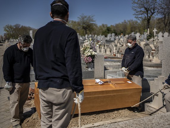 L'Espagne suit l'Italie où les victimes de la pandémie n'ont pas le droit à de véritables funérailles. © KEYSTONE/AP/Olmo Calvo