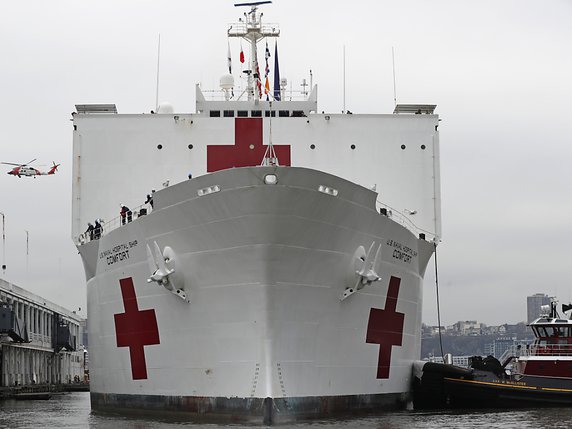 L'USNS Comfort ,un navire-hôpital de mille lits, est arrivé lundi à New York, épicentre de l'épidémie aux Etats-Unis, pour désengorger les hôpitaux de la mégalopole. © KEYSTONE/AP/Kathy Willens