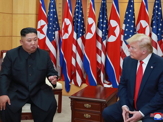 Malgré une rencontre sans précédent entre Donald Trump (à droite) et Kim Jong-un en 2019, les relations entre les Etats-Unis et la Corée du Nord sont au point mort (archives). © KEYSTONE/EPA KCNA