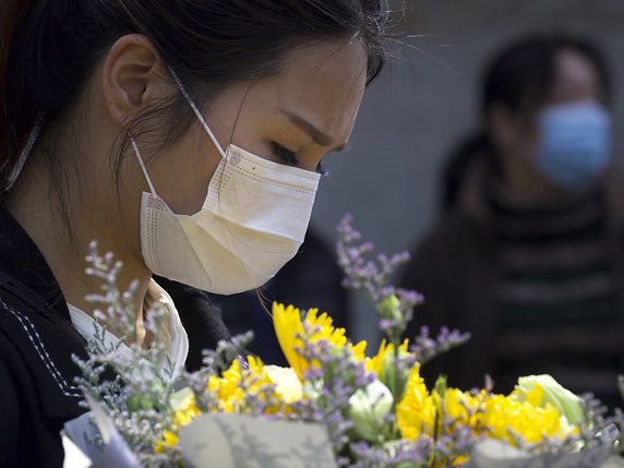 Samedi, la Chine a commémoré "dans la tristesse" les 3326 "martyrs" qui ont officiellement trouvé la mort en quatre mois d'épidémie. © KEYSTONE/AP/Ng Han Guan