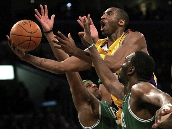 Kobe Bryant dans le Hall of Fame. © KEYSTONE/AP/Branimir Kvartuc
