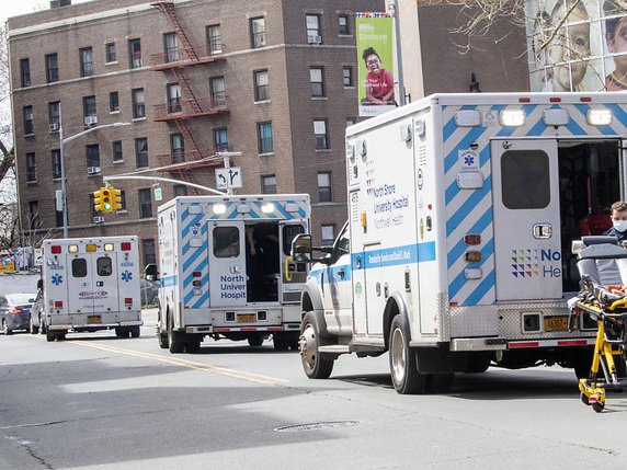 Le maire de New York Bill de Blasio a appelé samedi  les professionnels de santé à la mobilisation. Ici, des ambulances devant le centre hospitalier de Elmhurst, dans le Queens. © KEYSTONE/AP/Mary Altaffer