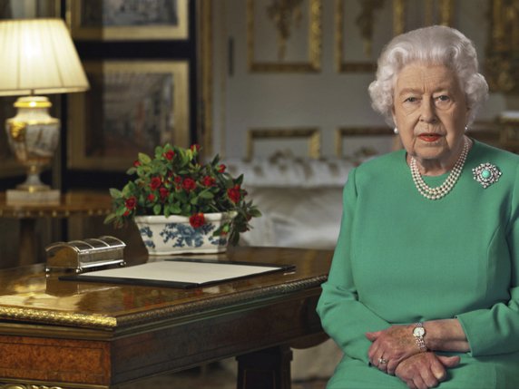 "J'espère que dans les années à venir, tout le monde pourra être fier de la manière dont nous avons relevé ce défi", a déclaré la reine dans une allocution enregistrée d'un peu plus de quatre minutes. © KEYSTONE/AP