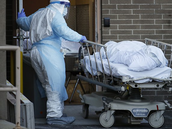 Selon l'OMS, il manque six millions de personnels infirmiers à travers le globe pour faire face au coronavirus (image symbolique). © KEYSTONE/AP/John Minchillo