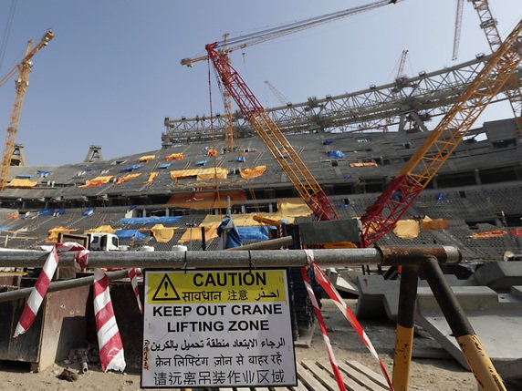 La construction des stades pour la Coupe du monde au Qatar est déjà controversée. L'attribution le sera-t-elle bientôt ? © KEYSTONE/AP/HASSAN AMMAR