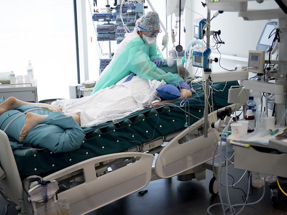Les soins intensifs, comme ici à l'Hôpital de Rennaz (VD), redoutent une deuxième vague liée au Covid-19. © KEYSTONE/LAURENT GILLIERON