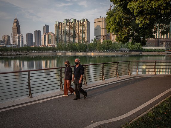 Des promeneurs profitent de la levée de la quarantaine à Wuhan, en Chine, épicentre de la pandémie. © KEYSTONE/EPA/ROMAN PILIPEY