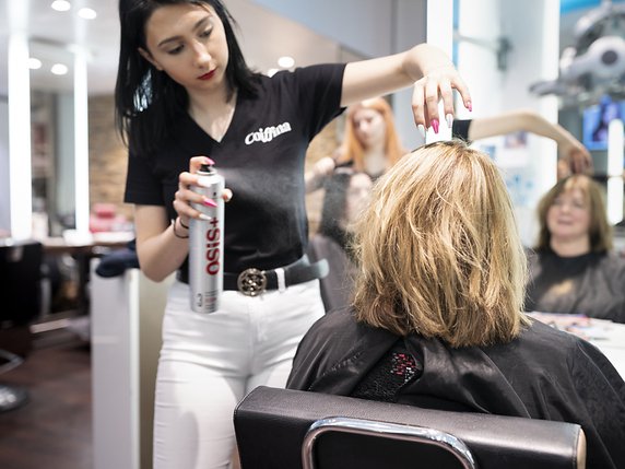 Les femmes attendent la réouverture des salons de coiffure © KEYSTONE/GAETAN BALLY