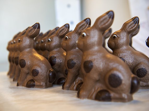 Pâques, le temps des lapins en chocolat ou en jeux (archives). © KEYSTONE/CHRISTIAN BEUTLER