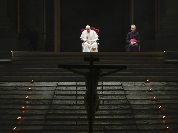 Le pape François a célébré un chemin de croix en format réduit sur la place Saint Pierre. © KEYSTONE/AP/Andrew Medichini