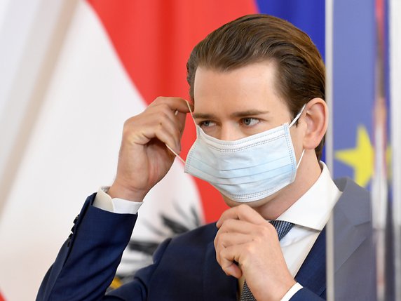 Le chancelier autrichien montre l'exemple © KEYSTONE/AP/Roland Schlager