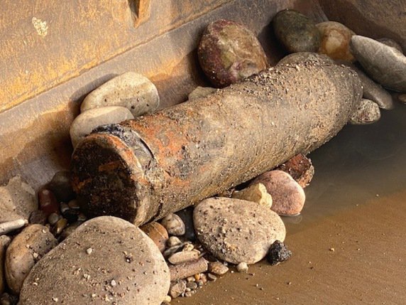 La grenade mesure environ 65 centimètres de long et a un diamètre de 18 centimètres. © Police cantonale BS