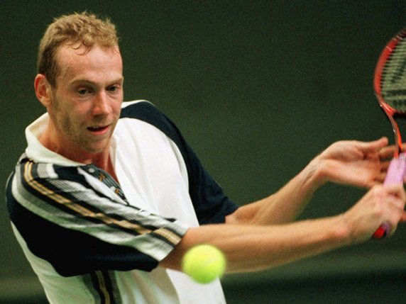 Marc Rosset, ici en Coupe Davis en 1998, avait remporté le tournoi de Nice 1995 deux mois après s'être fracturé le pied. © KEYSTONE/PETER LAUTH