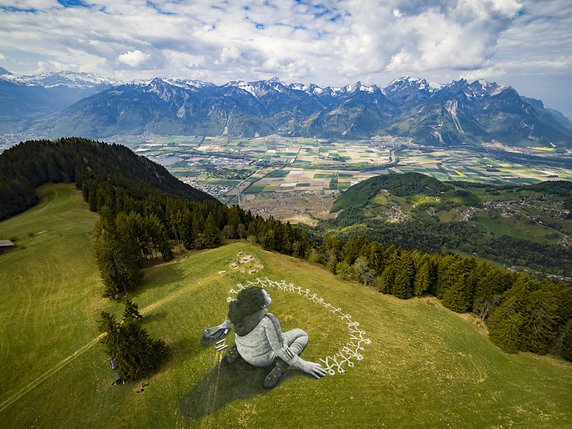L'artiste franco-suisse Saype a présenté dimanche sa nouvelle oeuvre sur les hauts de Leysin. © KEYSTONE/VALENTIN FLAURAUD