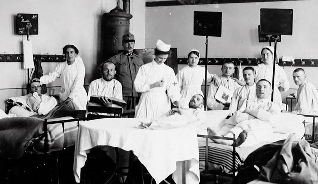 Infirmières prenant soin de militaires dans un hôpital provisoire. En 1918, les soldats suisses étaient très exposés à la grippe espagnole.  © Croix-Rouge suisse