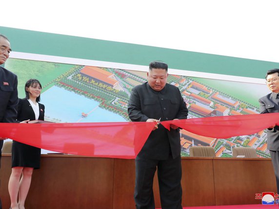 Cette photo de l'agence officielle KCNA montre Kim Jong-Un coupant le ruban d'une usine d'engrais, en présence de sa soeur Kim Yo Jong et d'autres dirigeants nord-coréens. © KEYSTONE/AP