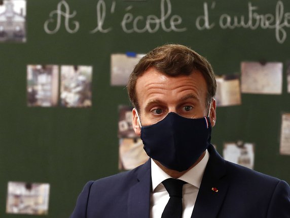 Emmanuel Macron avait mis le masque pour visiter une école © KEYSTONE/EPA/IAN LANGSDON / POOL