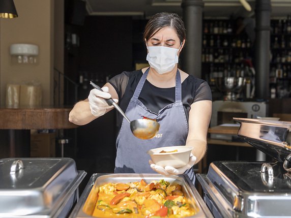 La majorité du personnel de service des restaurants devrait être masqué (archives). © KEYSTONE/GEORGIOS KEFALAS