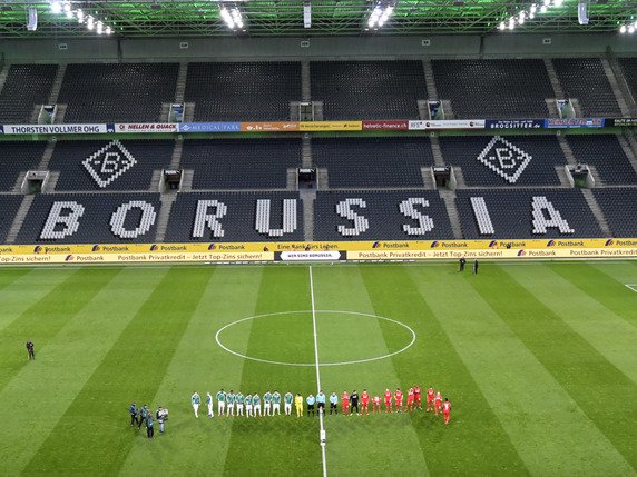 Les stades allemands vont rester vides samedi. Pas question que les supporters se rassemblent devant. © KEYSTONE/AP/MARTIN MEISSNER