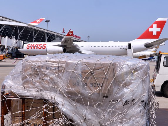 Une cargaison de masques en attente de chargement sur un Airbus A340 de la compagnie Swiss le 8 avril dernier à l'aéroport de Shanghai. Plus de 30 autres vols de ce type sont planifiés pour acheminer des masques en Suisse. © KEYSTONE/Markus A. Jegerlehner