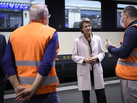 La présidente de la Confédération Simonetta Sommaruga s'est rendue à la gare de Berne lundi pour la reprise du trafic CFF à 90%. © KEYSTONE/ANTHONY ANEX