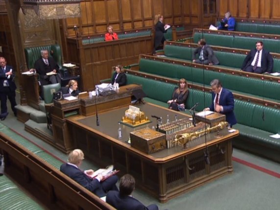 Boris Johnson (assis au premier plan) s'est expliqué lundi pendant plus d'une heure devant la Chambre des communes. © KEYSTONE/EPA/UK PARLIAMENTARY RECORDING UNIT / HANDOUT