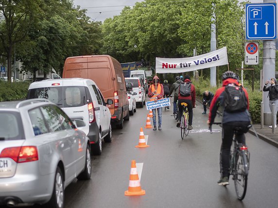Des militants de l'association actif-trafic ont transformé temporairement une voie de la Gessnerallee en piste cyclable jeudi matin à Zurich. © KEYSTONE/ENNIO LEANZA