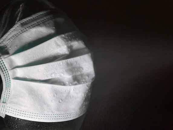 A l'instar des masques communautaires jetables, leurs homonymes lavables ne sont pas soumis aux normes certifiées qui s'appliquent aux dispositifs médicaux. Le label Community Mask attestera néanmoins de leur qualité. (archive) © KEYSTONE/APA/APA/BARBARA GINDL