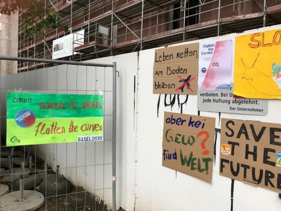 Les clôtures de plusieurs chantiers ont été placardés de slogans et de dessins à Bâle. © Klimabündnis Basel
