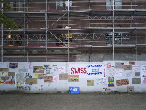 Slogans et dessins sont apparus dès l'aube dans l'espace public bâlois, clôtures de chantier en tête. © Klimabündnis Basel