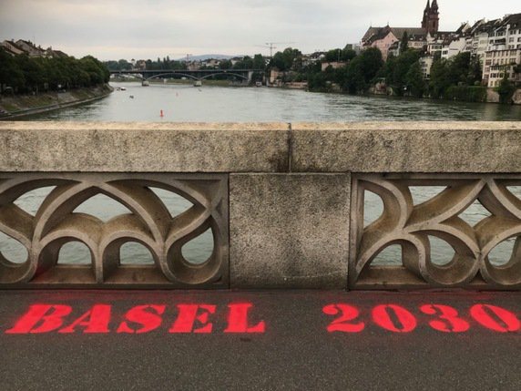 L'Alliance bâloise pour le climat a appelé la population à inscrire sur les trottoirs la date butoir de 2030 pour la suppression des émissions de CO2 à Bâle. © Kimabündnis Basel