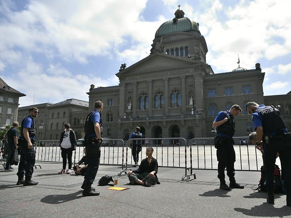 La police bernoise avait bouclé la Place fédérale. © KEYSTONE/ANTHONY ANEX
