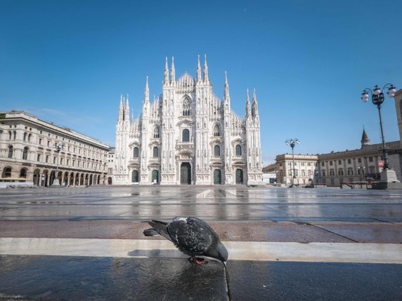 L'Italie entame lundi la deuxième phase de son déconfinement avec la réouverture des commerces, cafés et terrasses. Une messe aura lieu en milieu de journée au "Duomo", cathédrale de Milan (archives). © KEYSTONE/EPA ANSA/ANDREA FASANI