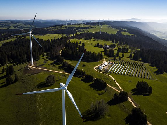 La Suisse ne couvre que 4,2% de ses besoins avec l'électricité éolienne et solaire (image d'illustration). © KEYSTONE/VALENTIN FLAURAUD