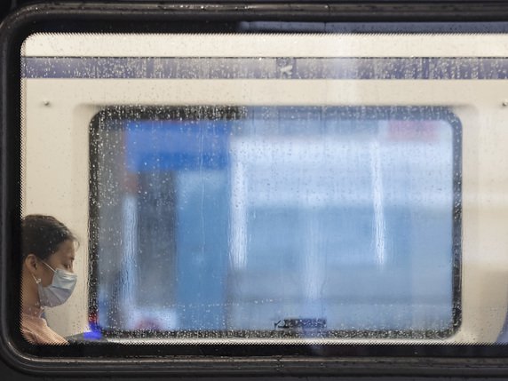 Les porteurs de masques constituent encore une exception dans les trains. © KEYSTONE/Ti-PRESS/Pablo Gianinazzi