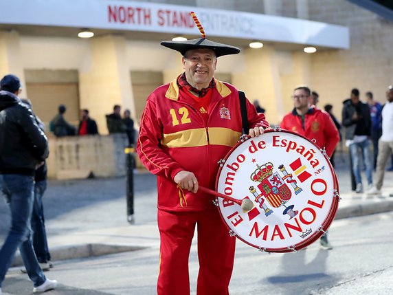 Manolo doit vendre un de ses tambours © KEYSTONE/EPA/DOMENIC AQUILINA