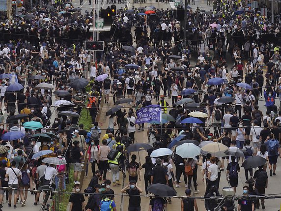 Des milliers de personnes ont envahi les rues de Hong Kong pour dénoncer un projet de loi chinois selon eux liberticide. © KEYSTONE/AP/Vincent Yu