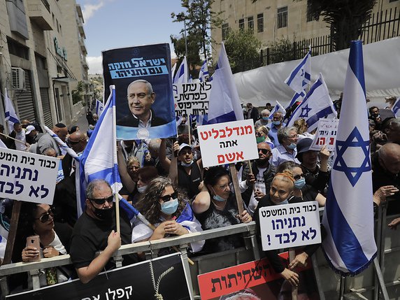 Avant le début des procédures, des supporters du Premier ministre israélien se sont rassemblés à proximité du tribunal quadrillé par la police. © KEYSTONE/AP/Sebastian Scheiner