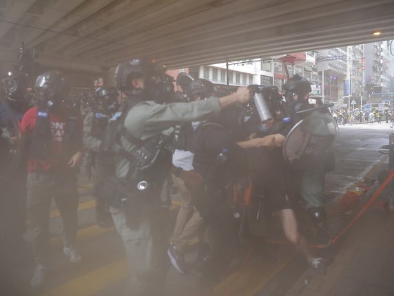 La police a eu recours aux lacrymogènes et aux gaz poivrés pour tenter de disperser les manifestants dans les rues de Hong Kong. © KEYSTONE/AP/Kin Cheung