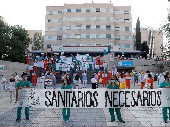 Les soignants ont protesté contre le manque de personnel et de matériel de protecdtion à Madrid. © KEYSTONE/EPA/Emilio Naranjo